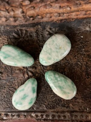 Groene Jade hanger doorboord